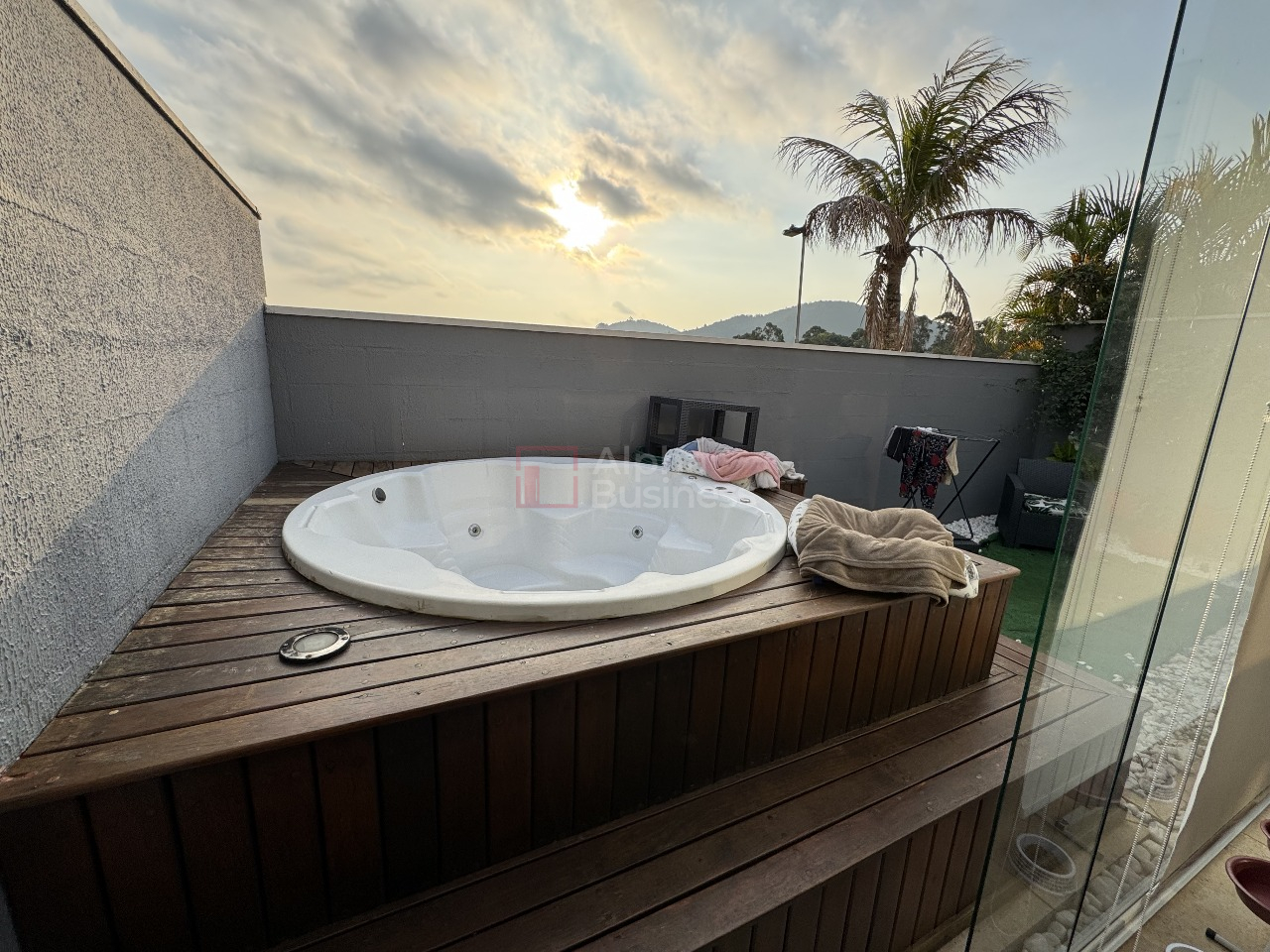 Casa com 3 dormitórios (01 suíte) à venda, 180 m² por R$ 1.900.000 – Quintas de Tamboré – Santana de Parnaíba/SP - view 1