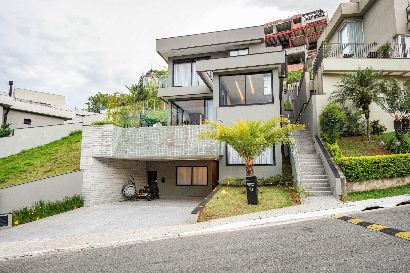 Casa mobiliada com 5 suítes à venda, 410 m² por R$ 8.200.000 – Alphasítio – Santana de Parnaíba/SP - view 1