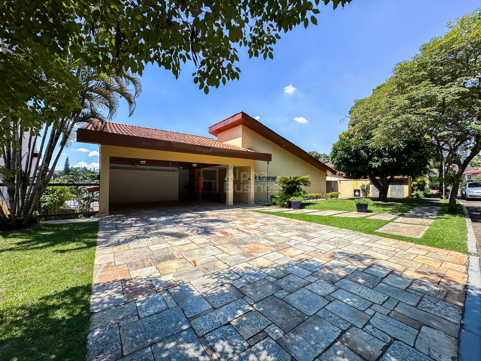 Casa com 4 dormitórios (01 suíte) à venda, 263 m² por R$ 8.300.000 – Alphaville 1 – Barueri/SP - view 1
